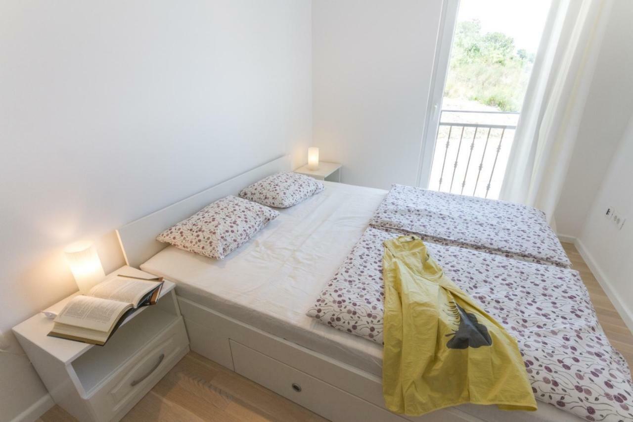 House Sunny Rock Baska Villa ภายนอก รูปภาพ